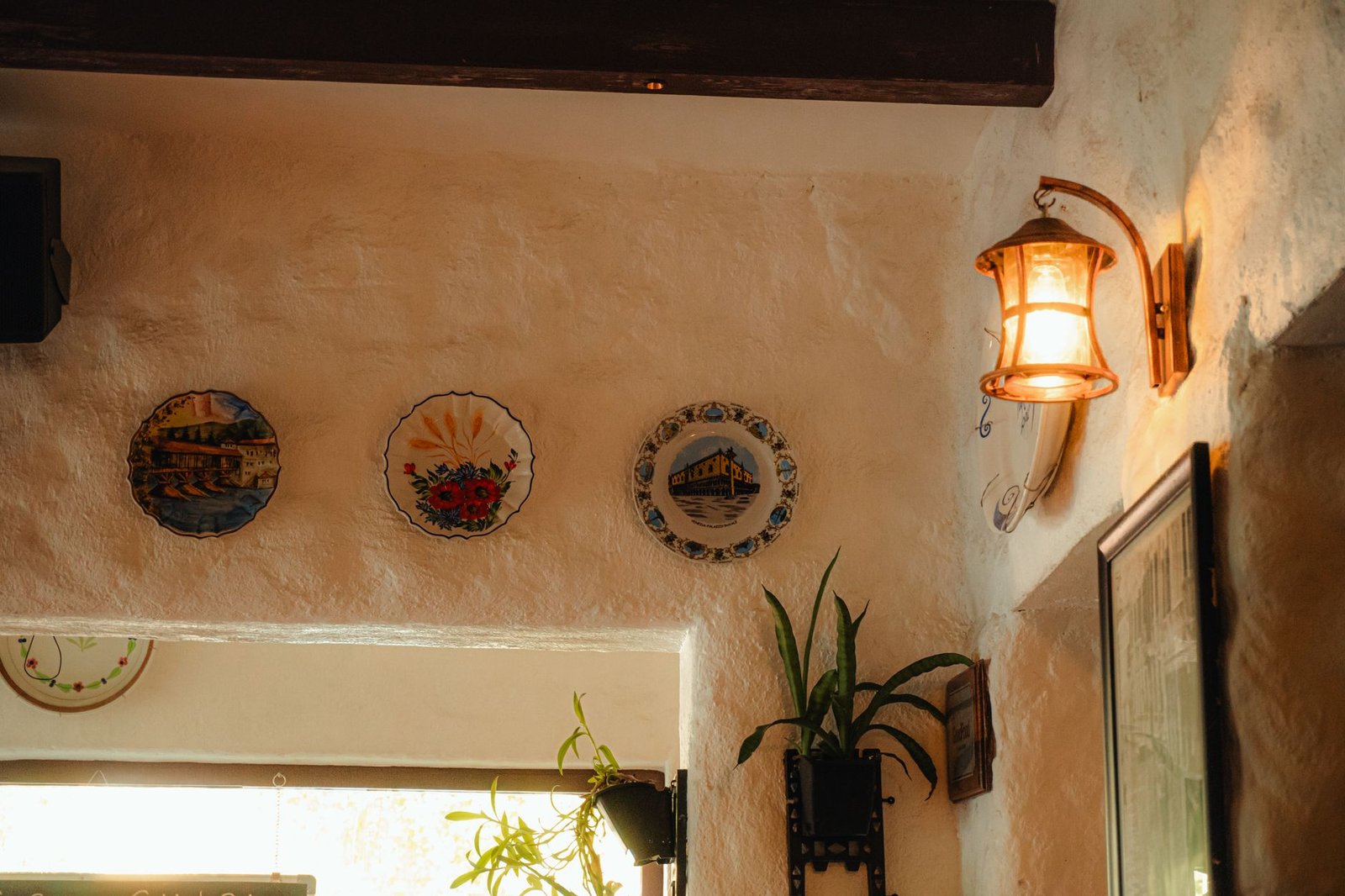 Parete decorata con adesivi murali in soggiorno