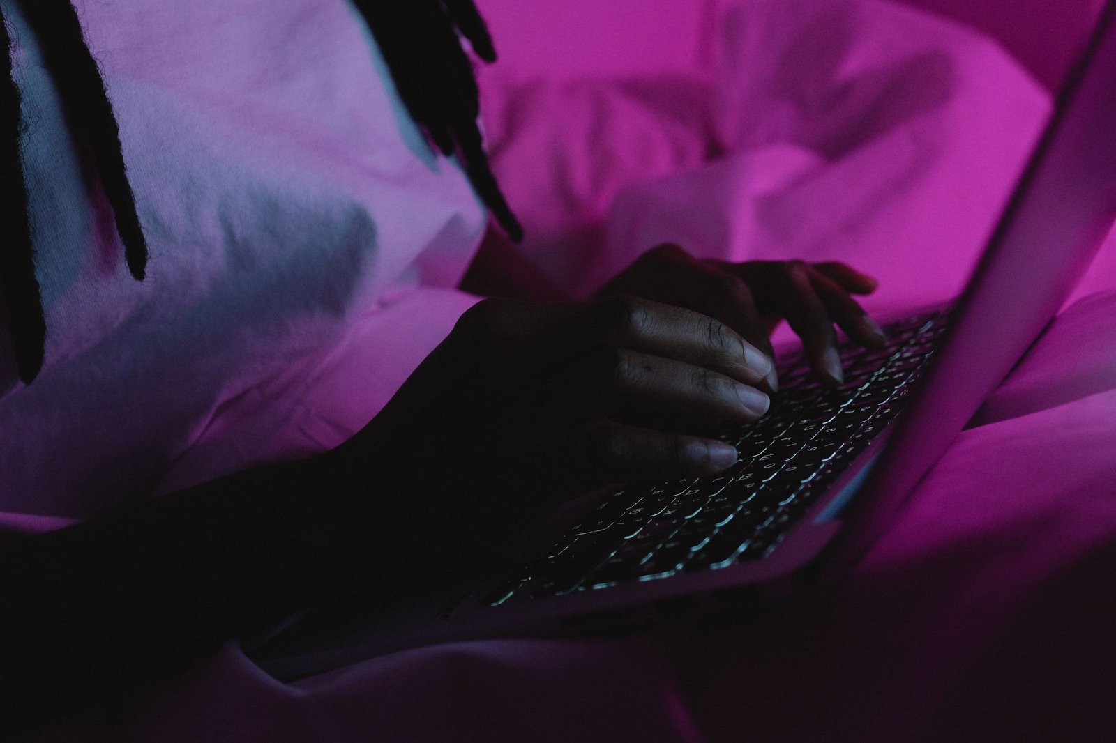 Persona che usa il computer con attenzione alla sicurezza online