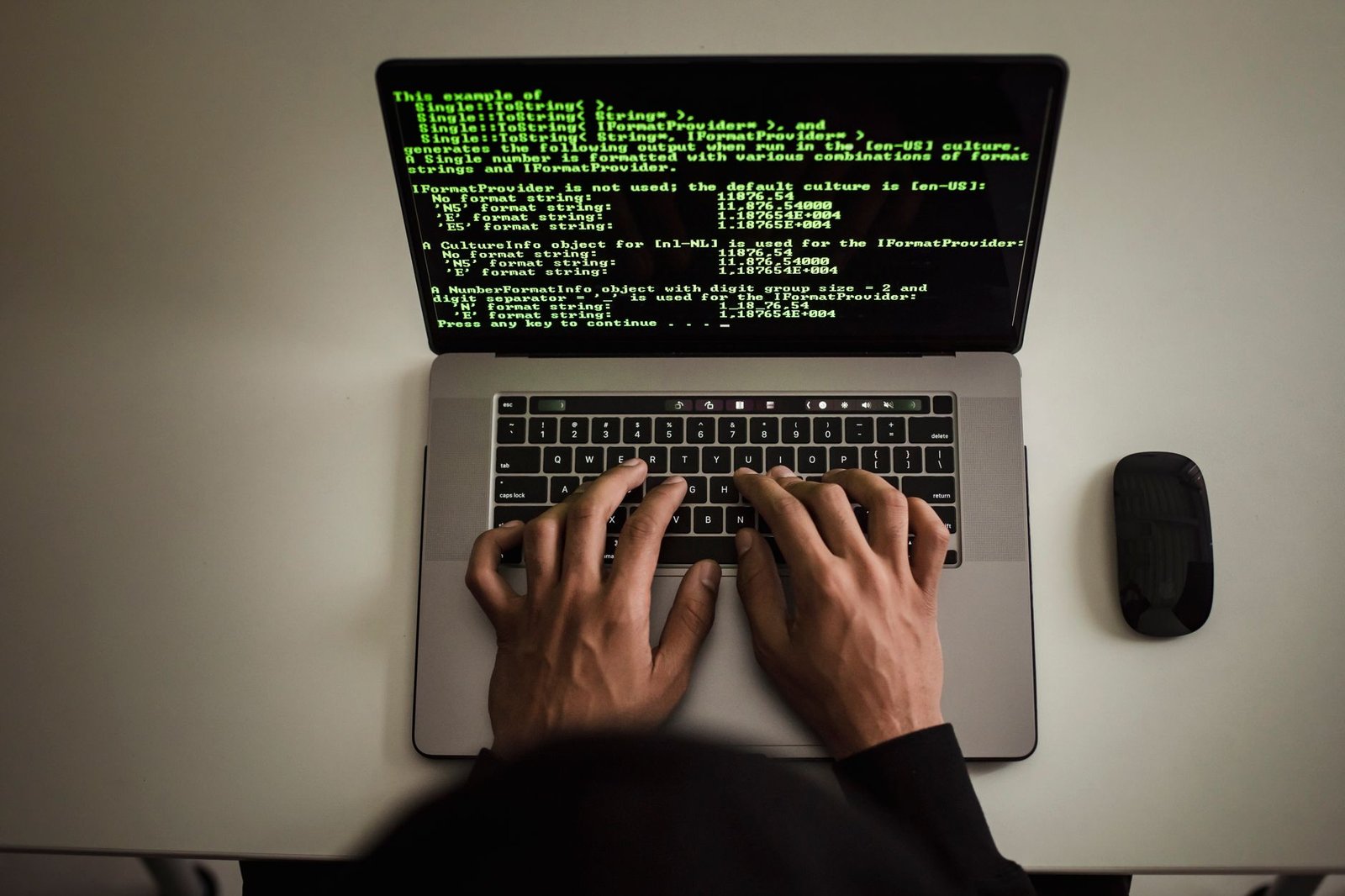 Persona che usa il computer protetto da un antivirus