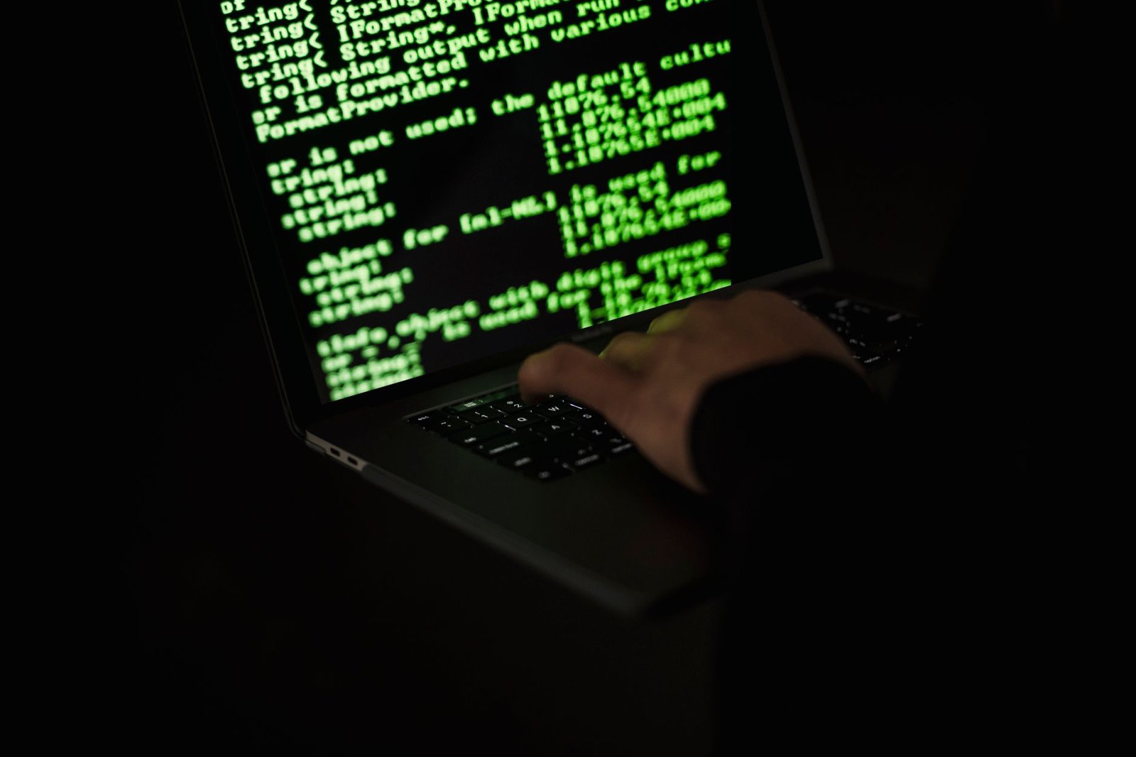 Persona che usa il computer con protezione di sicurezza informatica