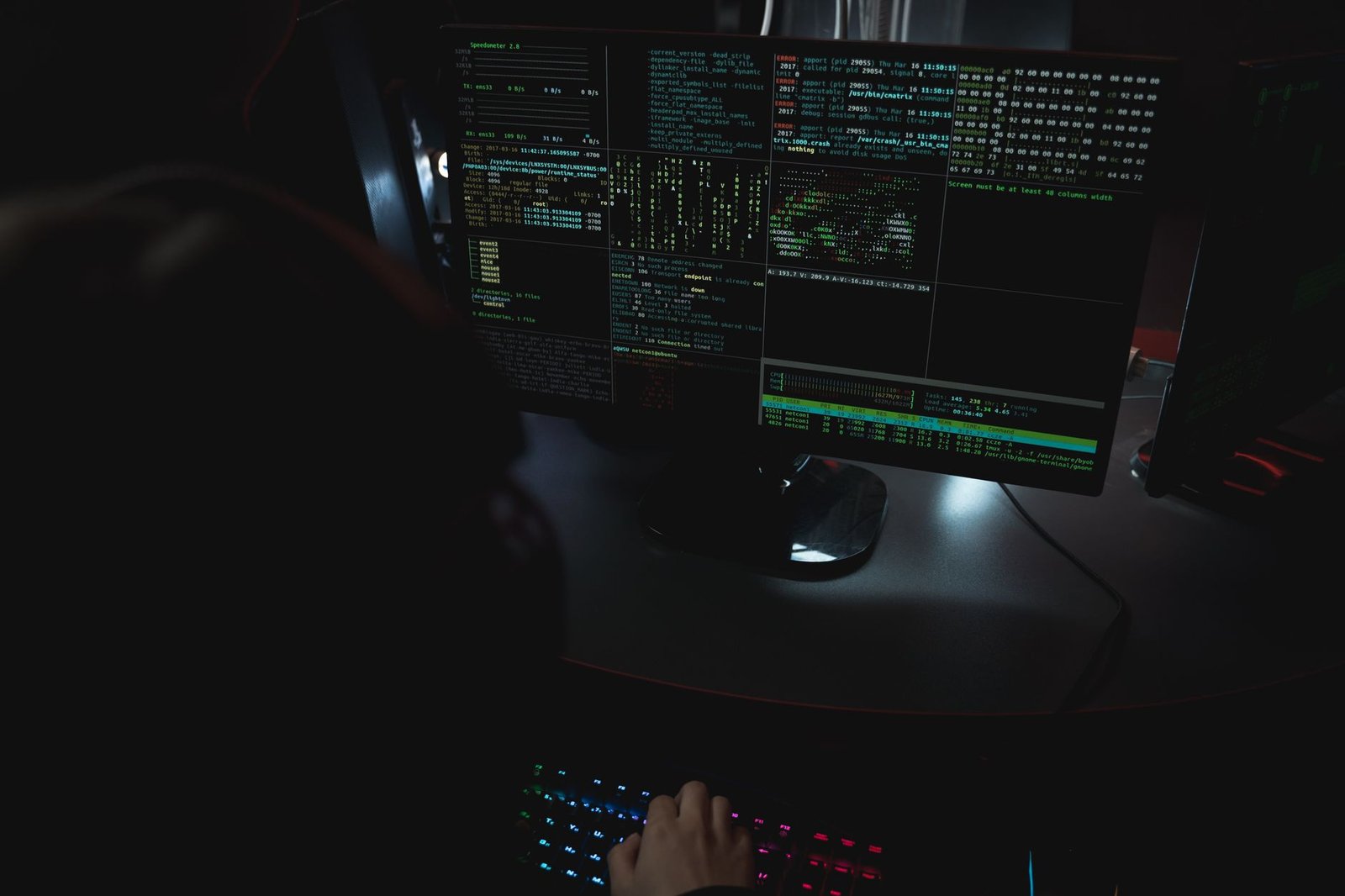 Schermo di computer con codice, concetto di sicurezza informatica