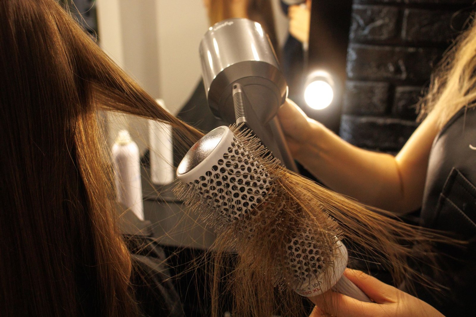 Asciugatura dei capelli con phon in primo piano