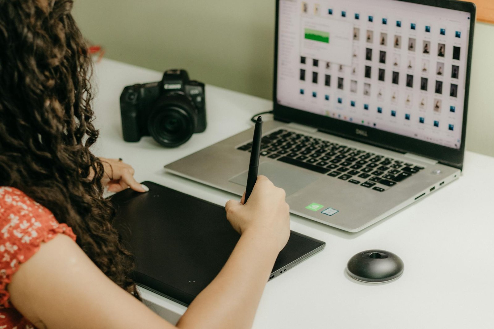 Designer al lavoro su un progetto grafico al computer