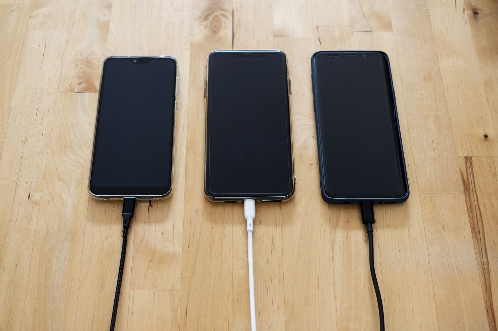 Smartphone in ricarica con cavo USB-C collegato a un caricatore compatto