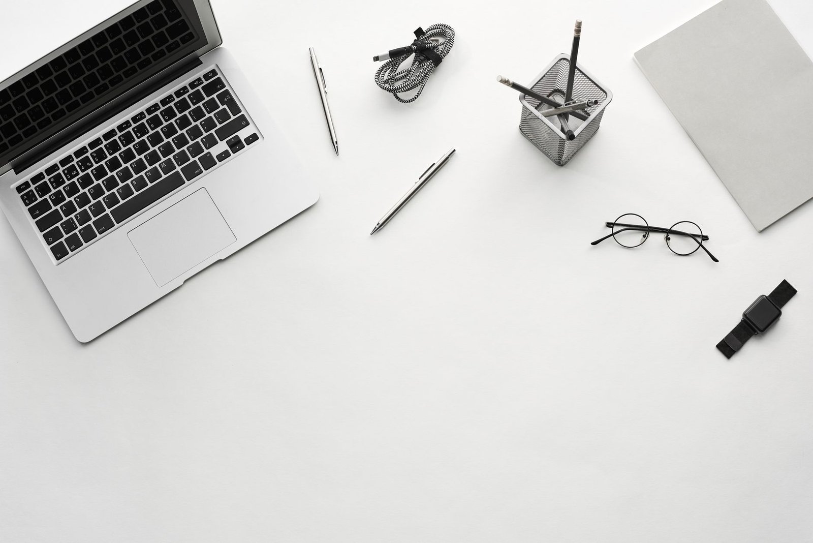 Notebook in ricarica sulla scrivania tramite porta USB-C