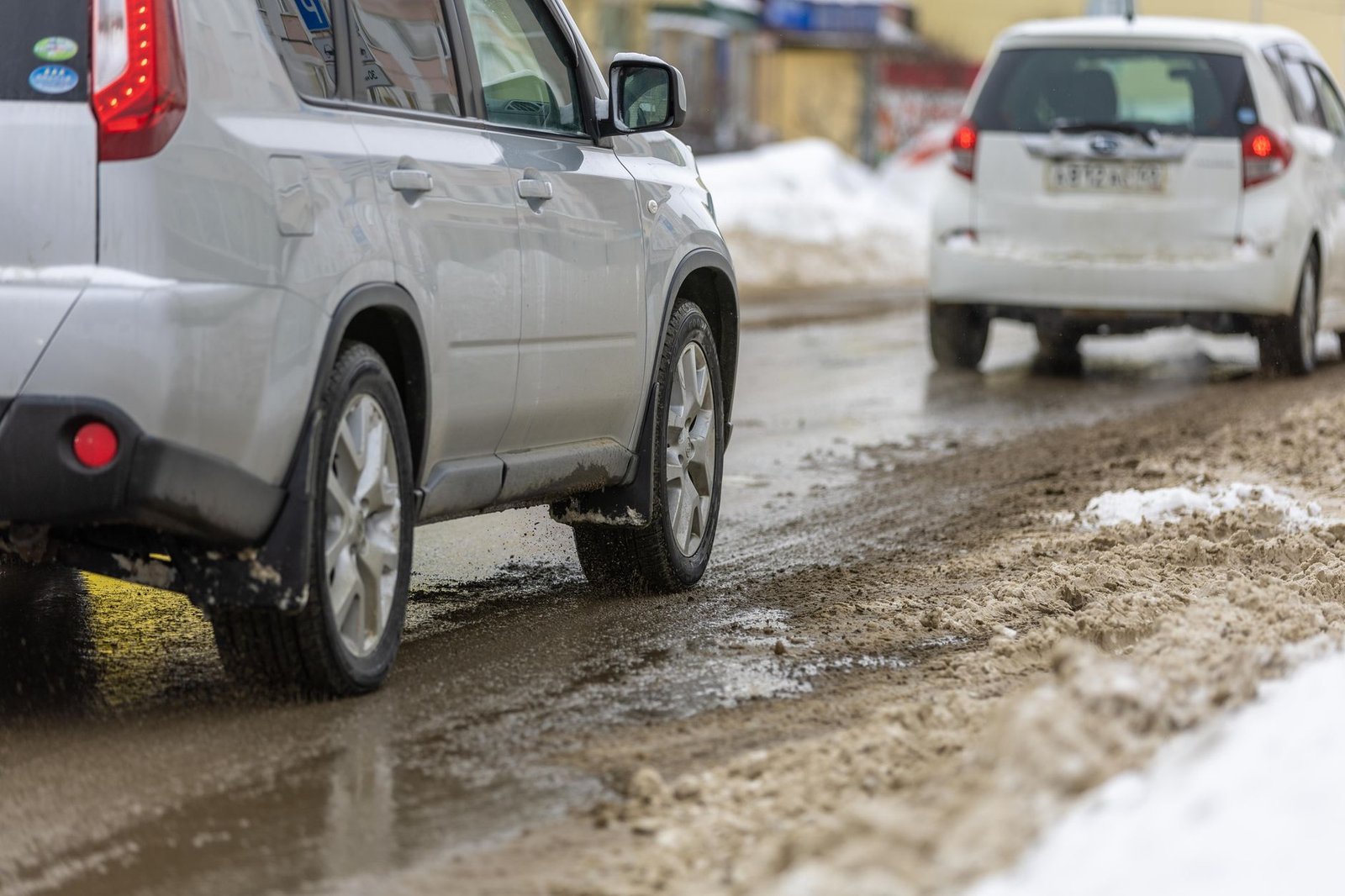 Cerchi con pneumatici invernali su un'auto sulla neve