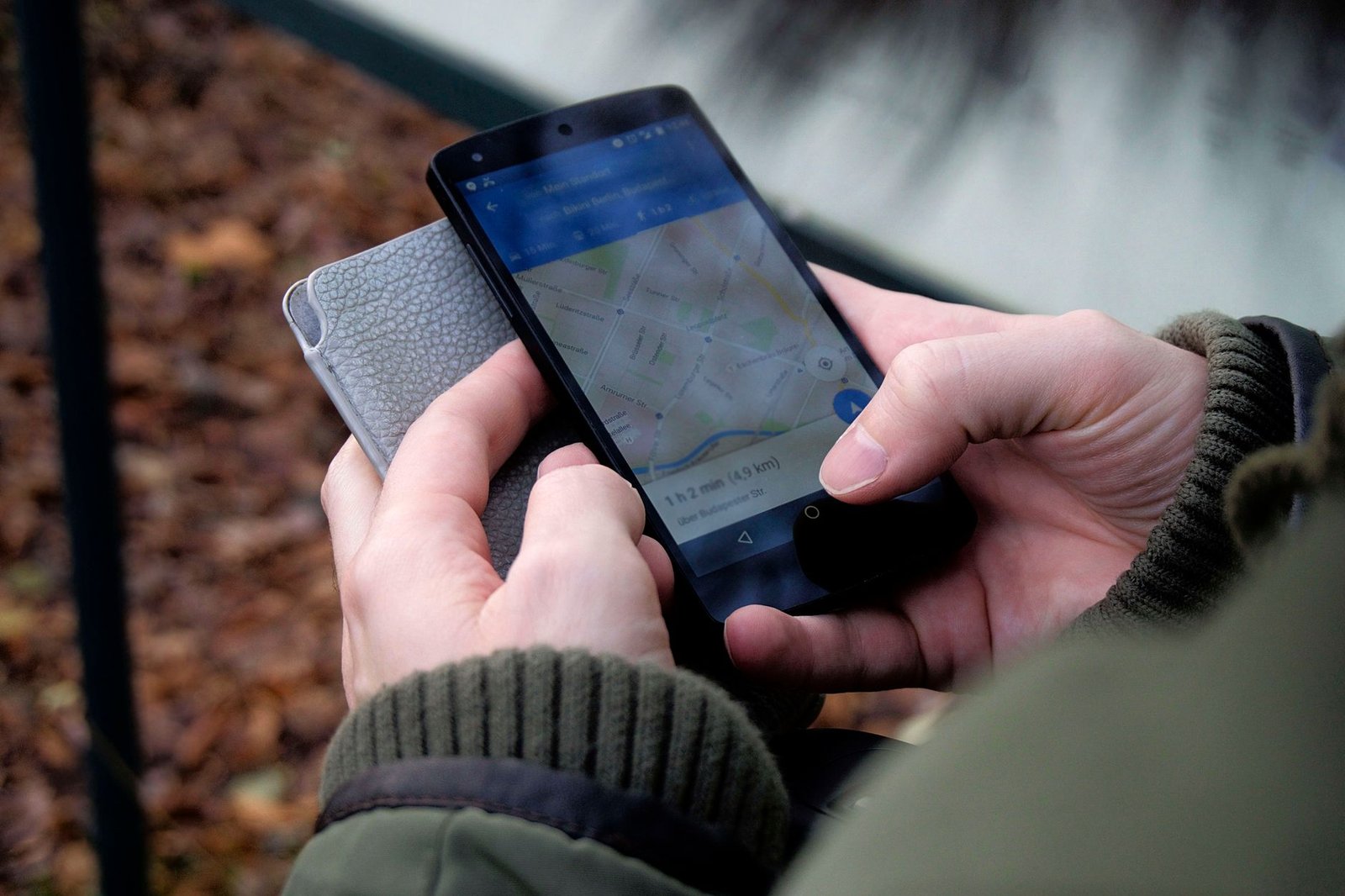 Persona che controlla la posizione sullo smartphone tramite app di tracciamento