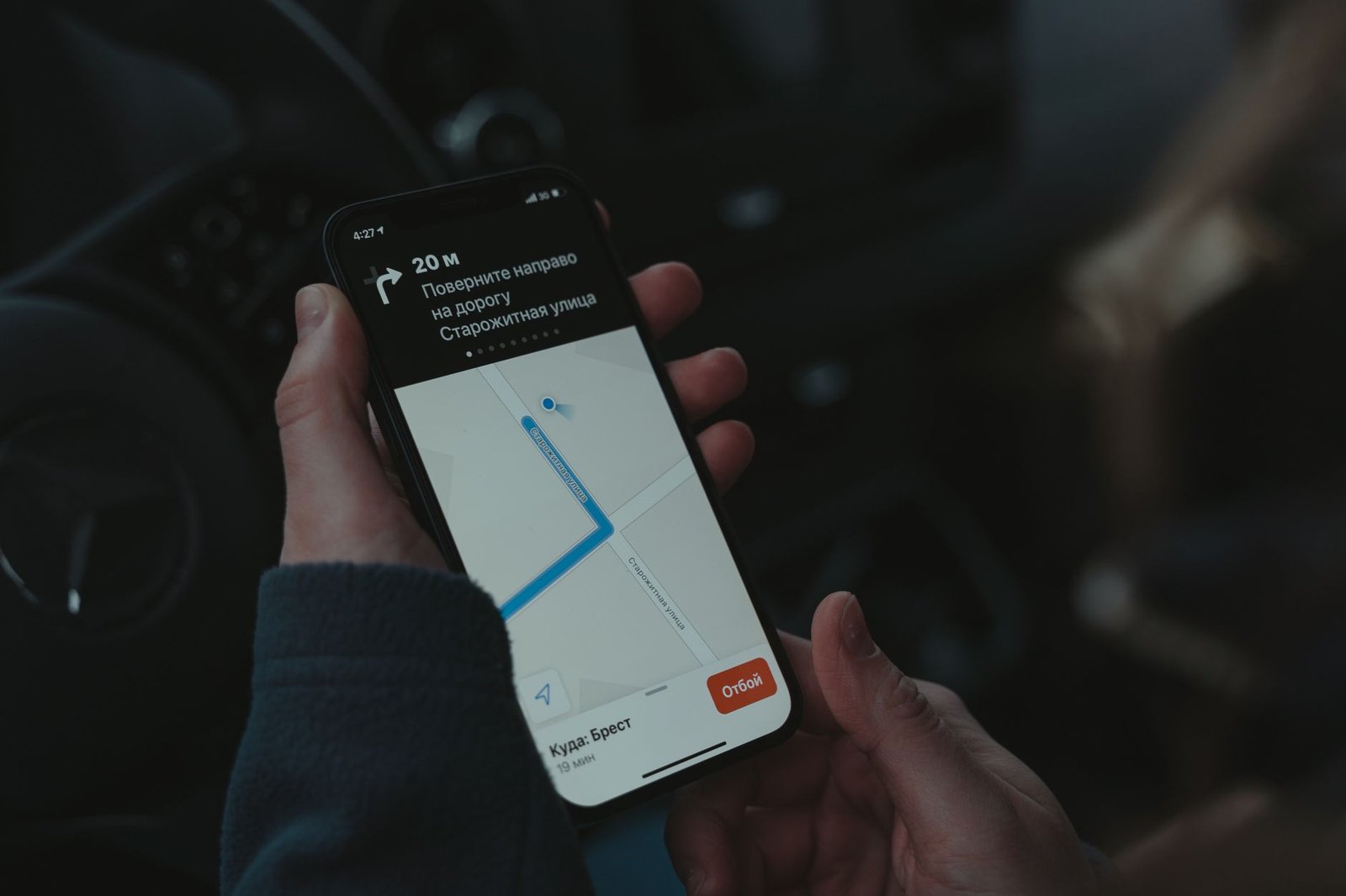 Persona controlla la mappa sullo smartphone