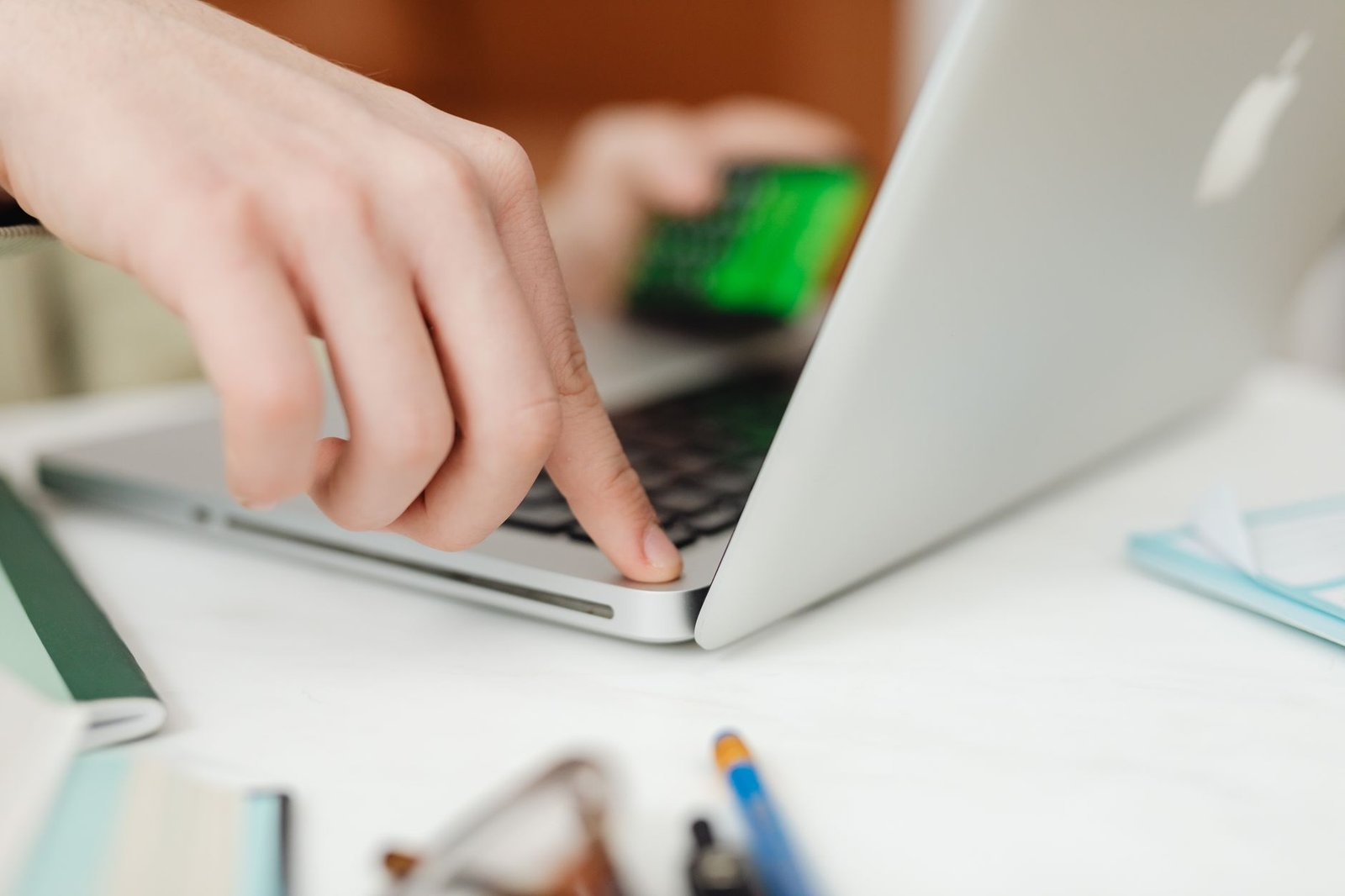 Persona che usa un computer portatile con software di sicurezza