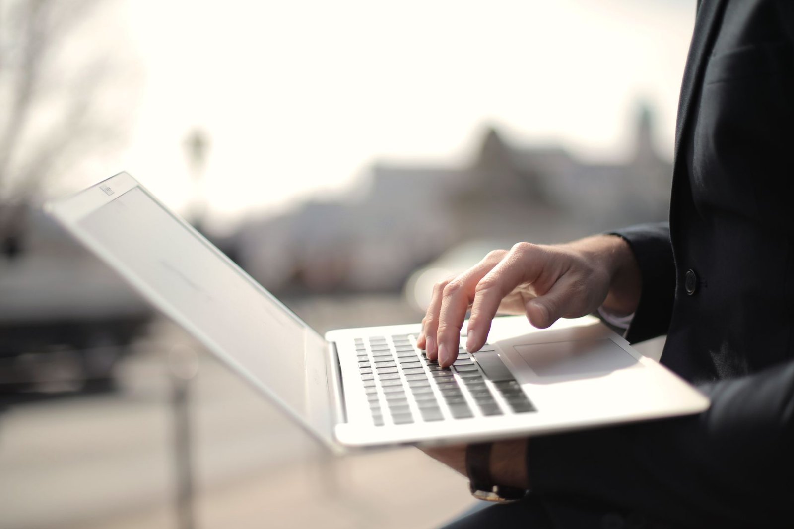 Persona che lavora al computer portatile sulla scrivania