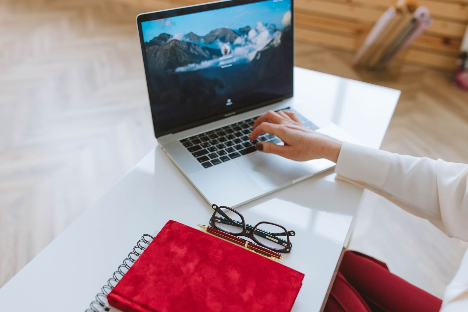 Persona che lavora al notebook su una scrivania