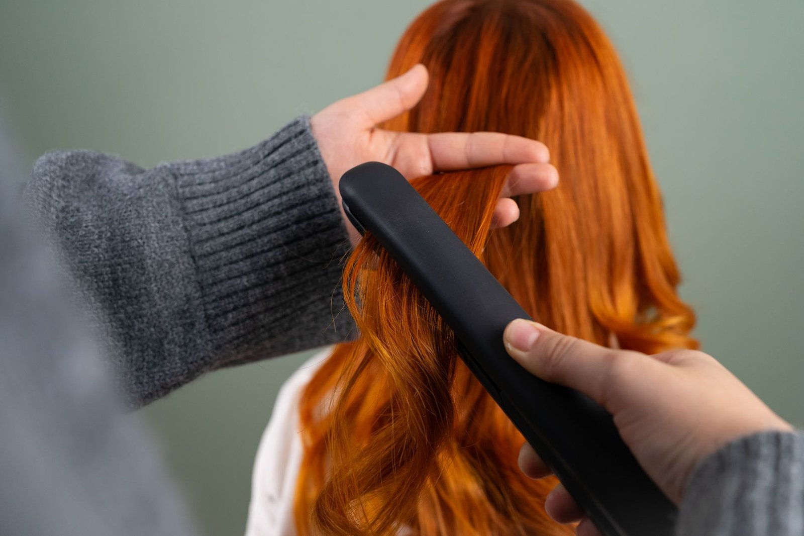 Dettaglio di capelli lisci e luminosi dopo lo styling