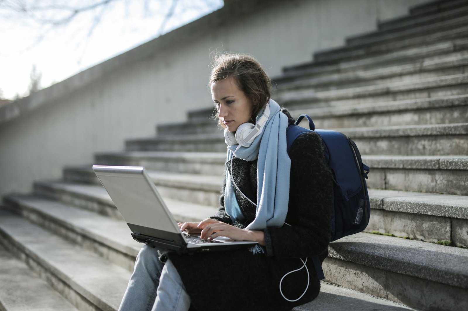 Studente al lavoro con un portatile