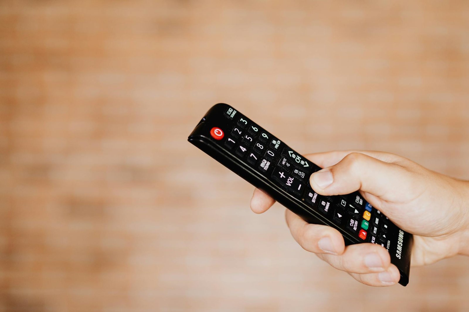 Telecomando condizionatore in mano per regolazione temperatura