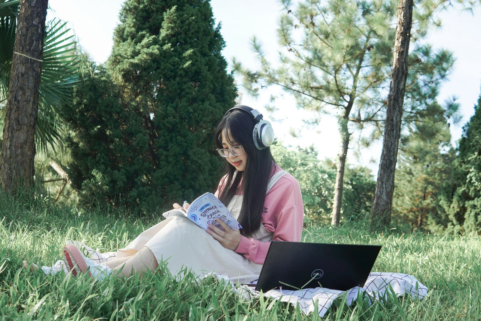 Persona che studia una lingua online al computer con cuffie