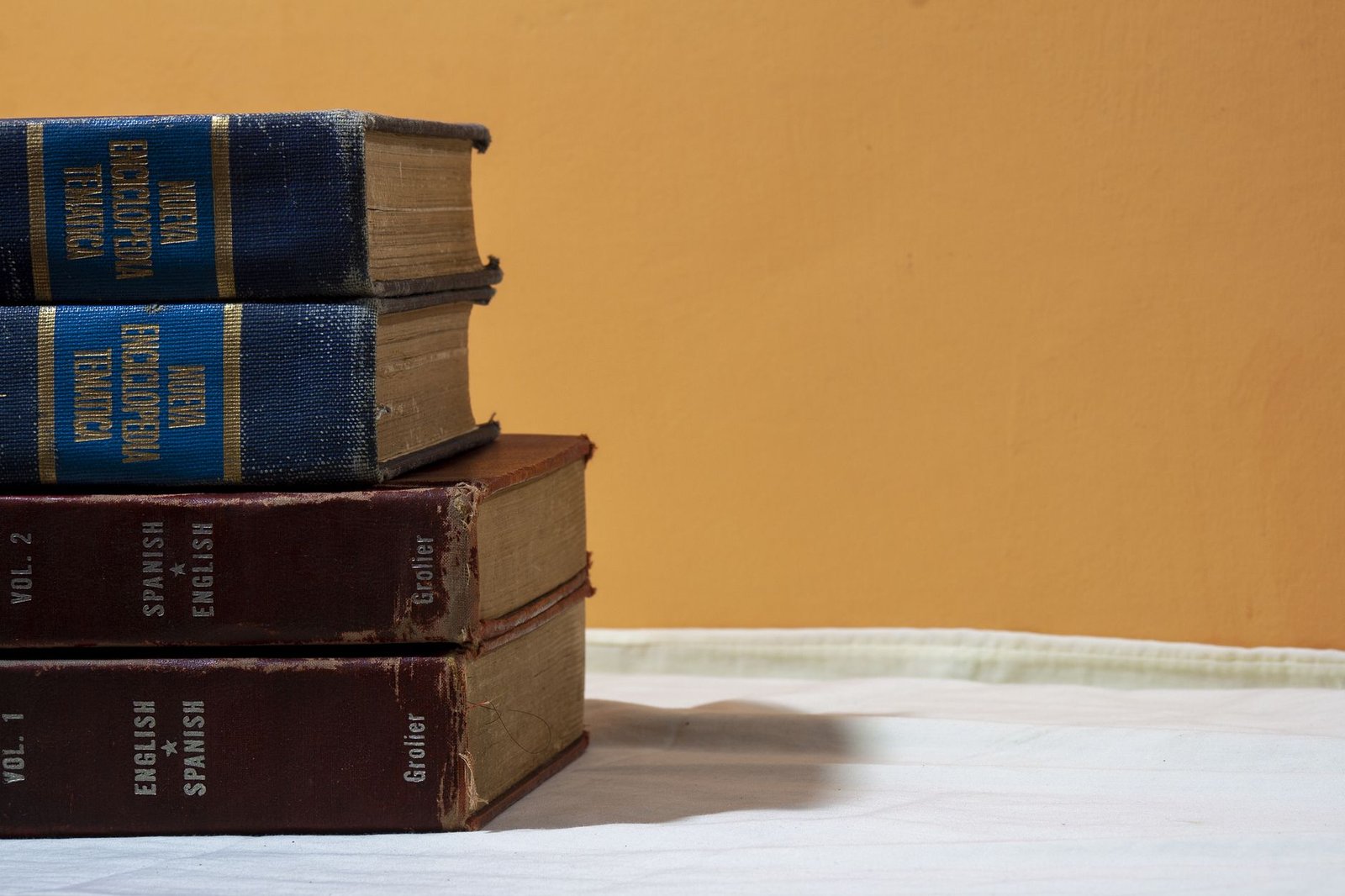 Libri di lingue e bandiere per lo studio delle lingue straniere