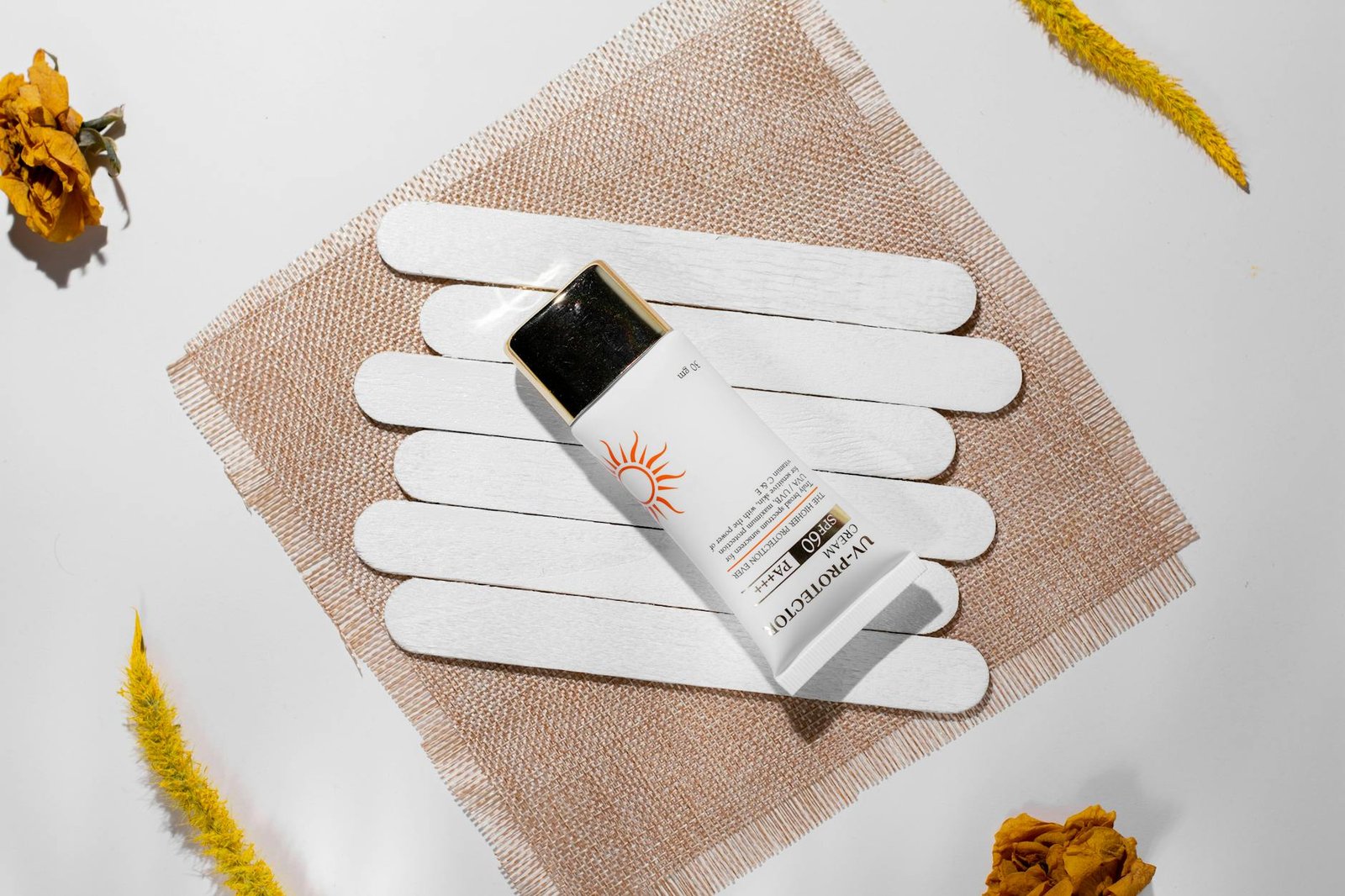 Flacone di crema solare con texture fluida, dettaglio del prodotto
