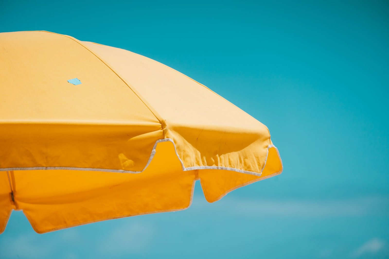 Ombrellone in spiaggia in una giornata di sole