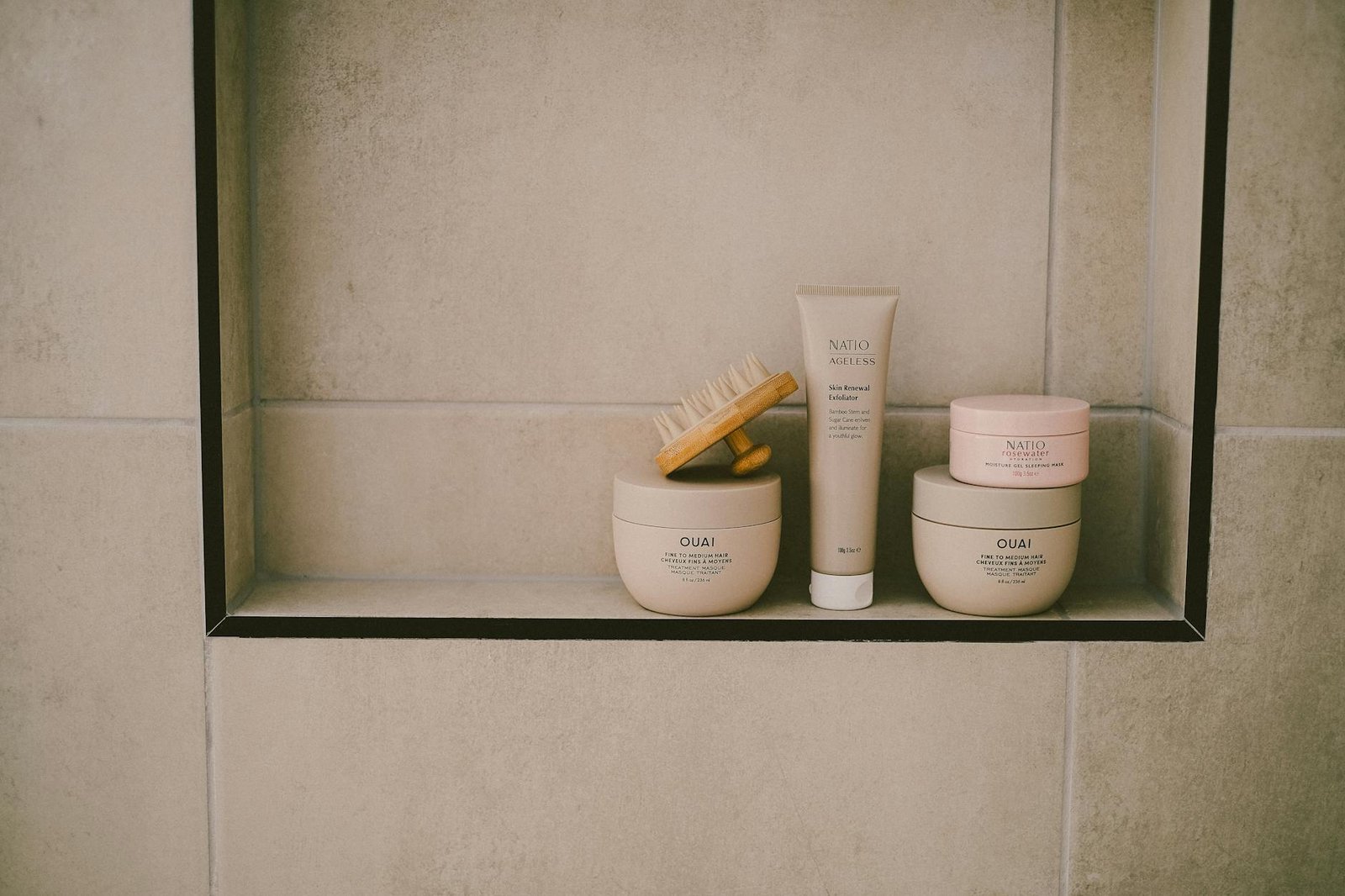 Selezione di creme solari viso e prodotti skincare in bagno