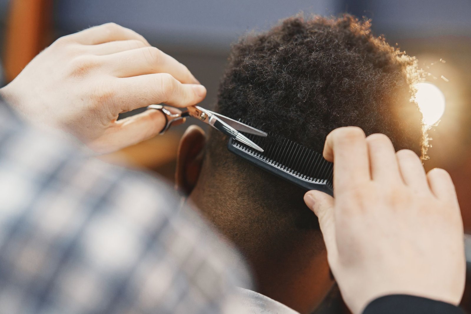 Parrucchiere che applica extension ai capelli di una cliente