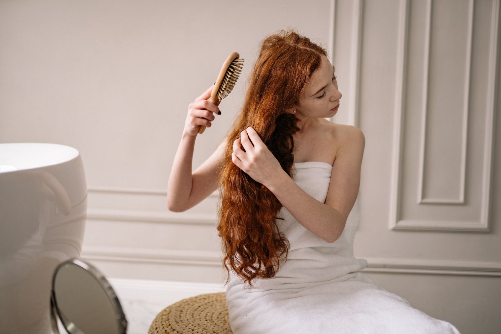 Spazzolatura di capelli lunghi, dettaglio cura capelli
