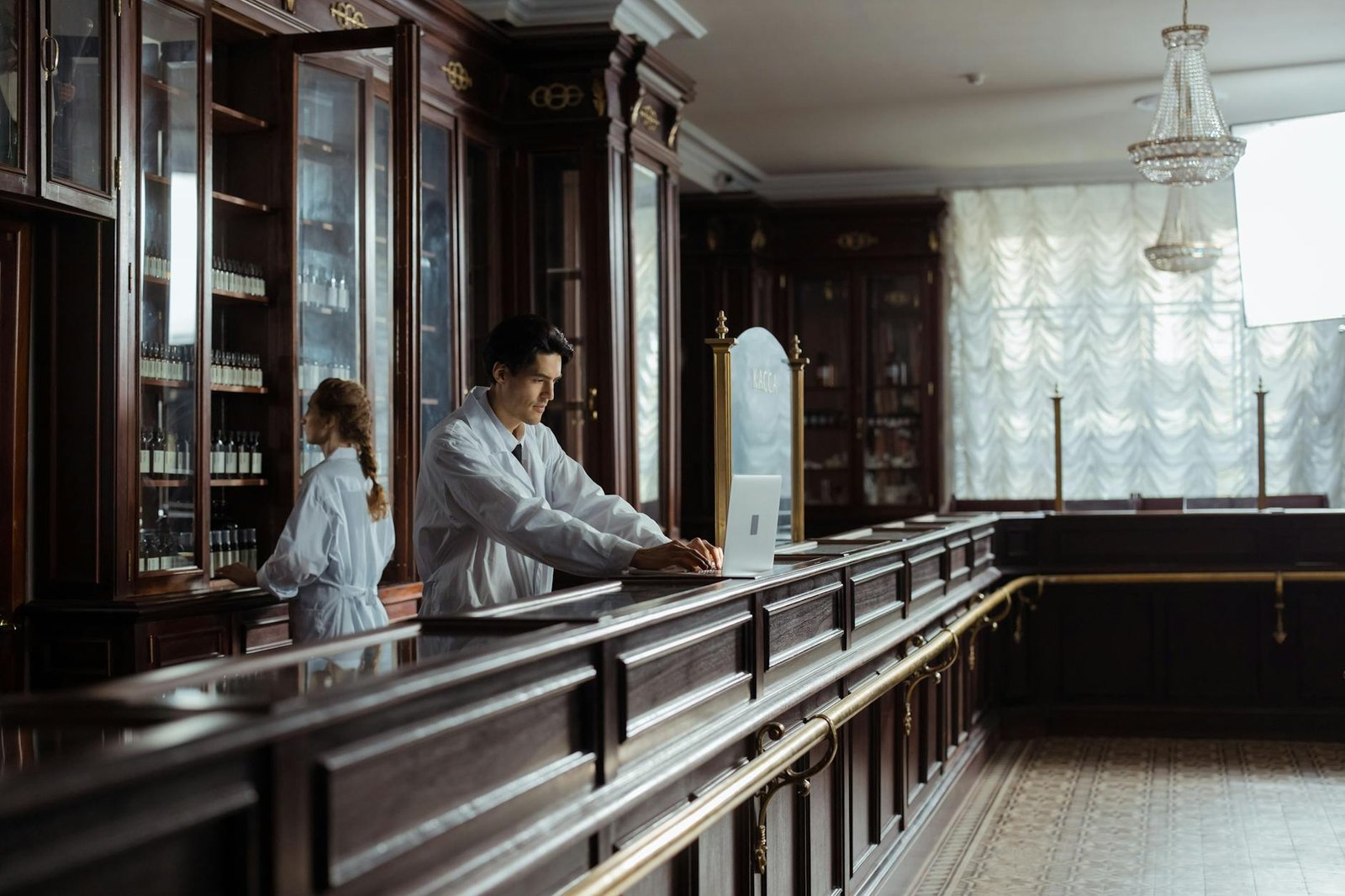 Farmacista al banco di una farmacia