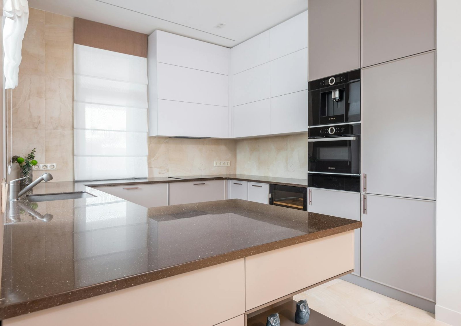Piano cucina moderno con piccoli elettrodomestici e friggitrice ad aria
