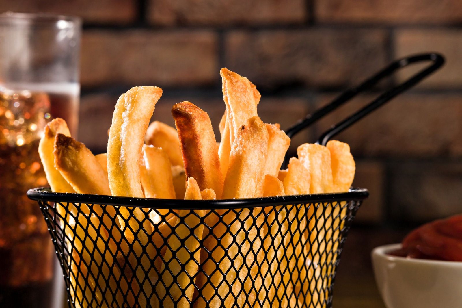 Cestello della friggitrice ad aria con patate pronte per la cottura