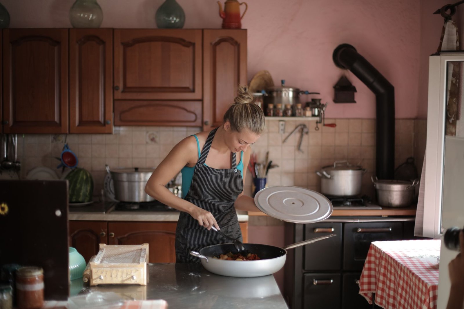 Donna che utilizza una friggitrice ad aria in cucina