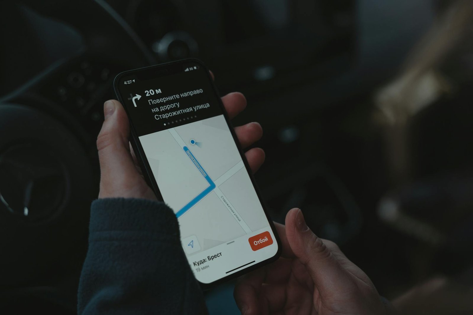 Smartphone con mappa di localizzazione in mano