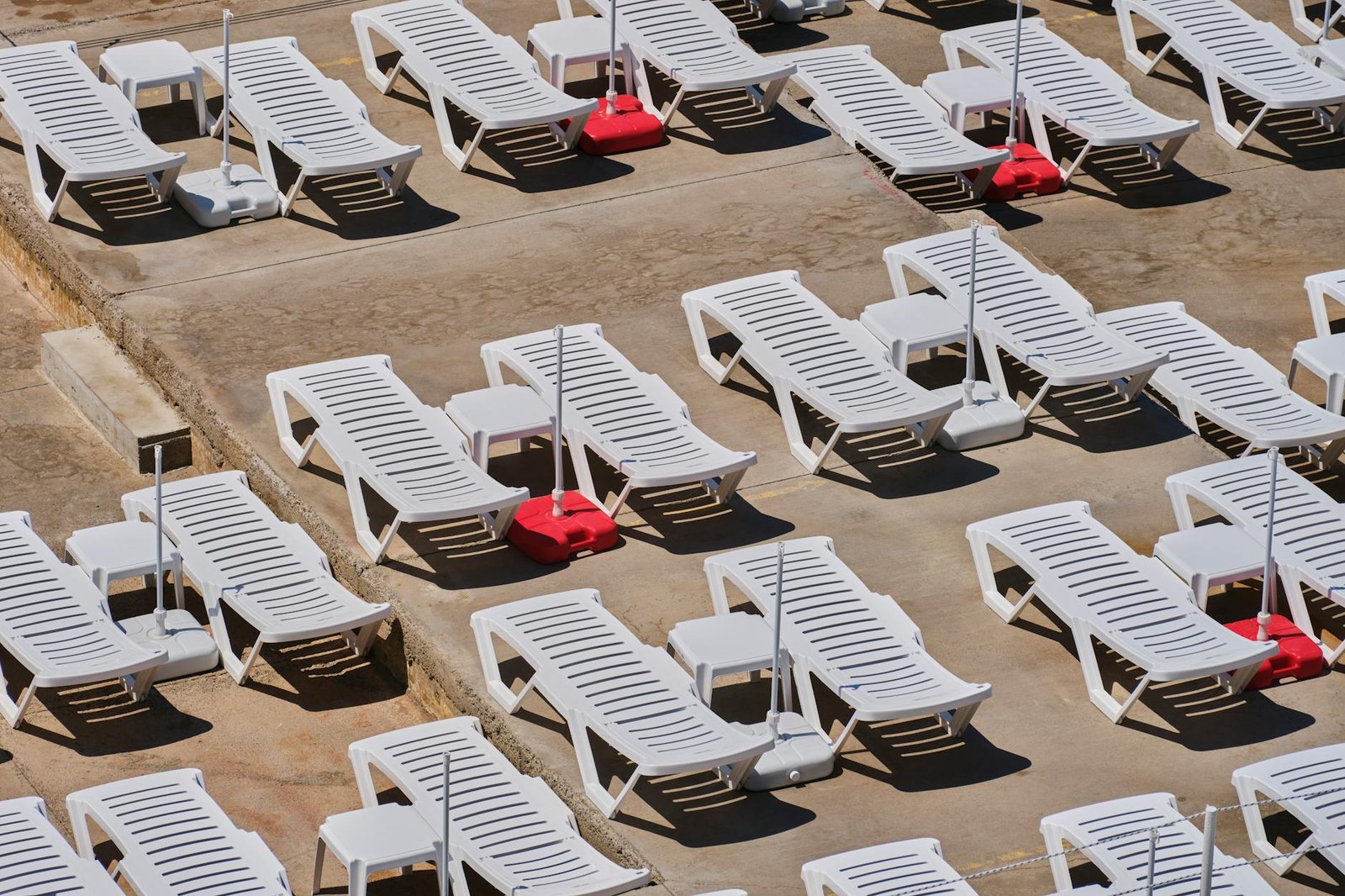 Piscina hotel con lettini sul Mediterraneo