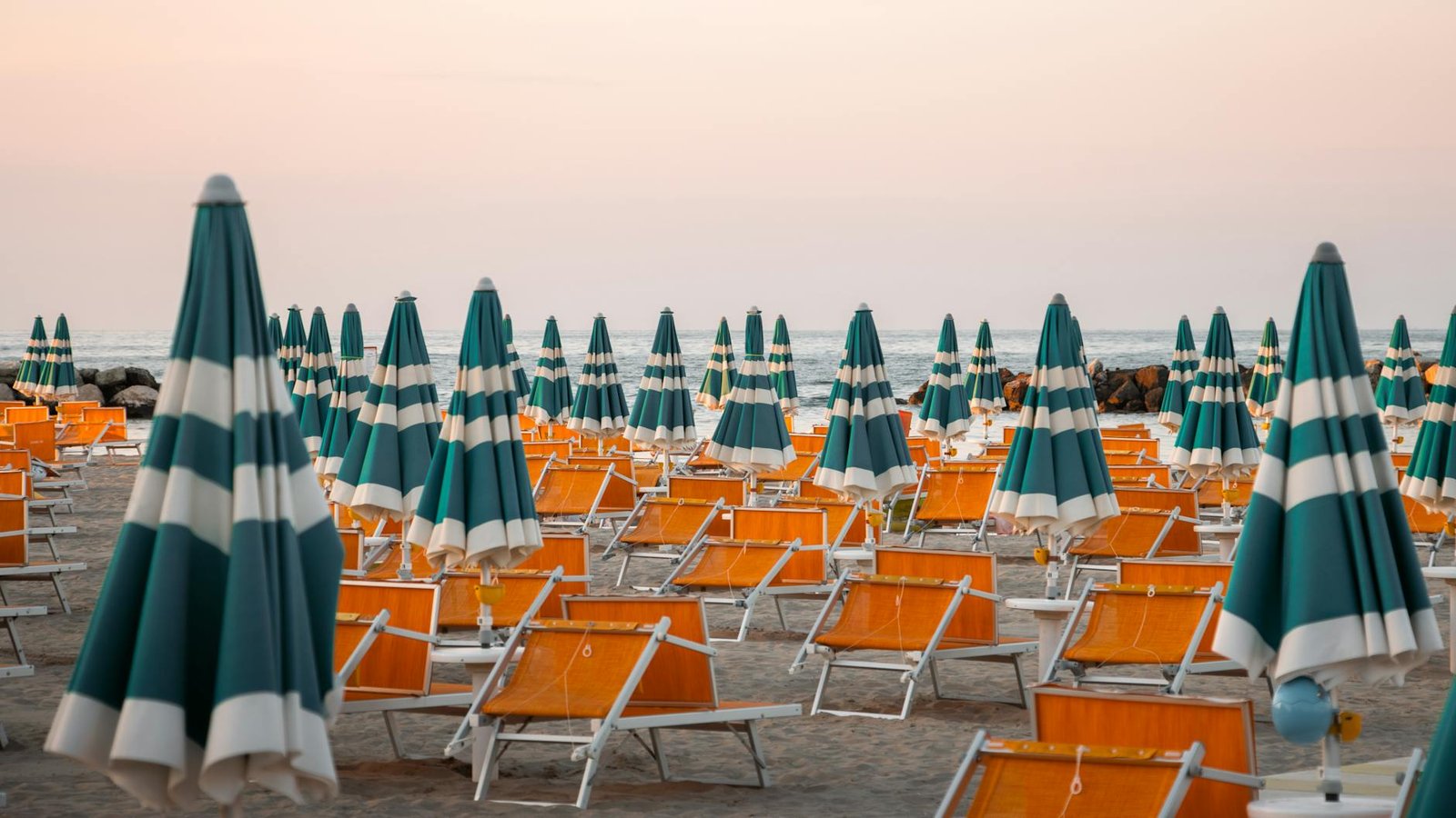 Spiaggia italiana con ombrelloni colorati