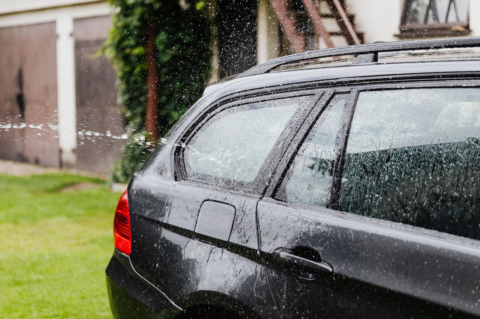 Lavaggio dell'auto con idropulitrice a getto d'acqua
