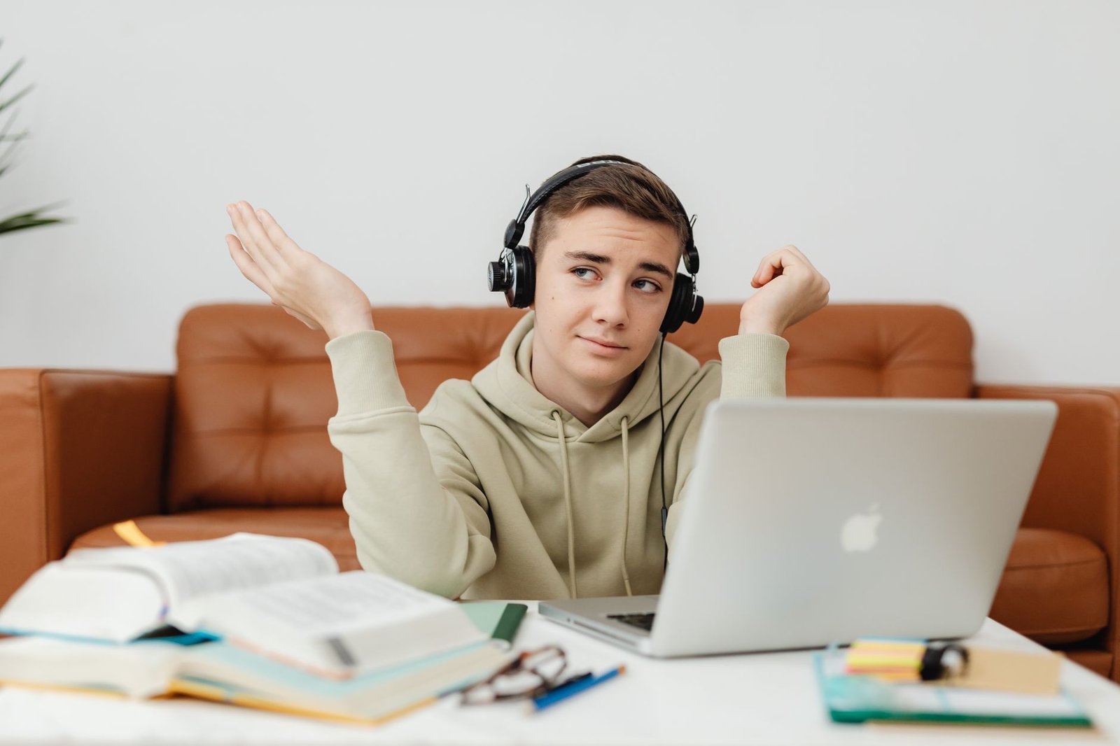 Persona che studia una lingua online al computer con le cuffie
