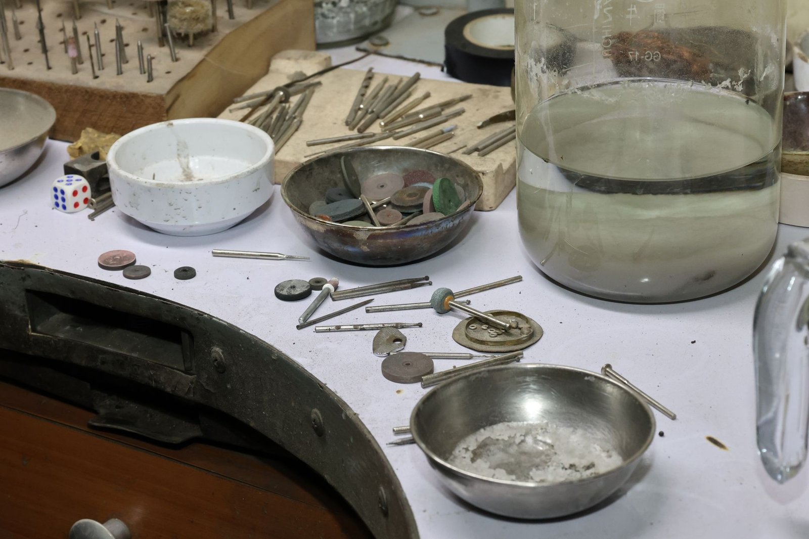 Banco di lavoro per crafting con strumenti e materiali