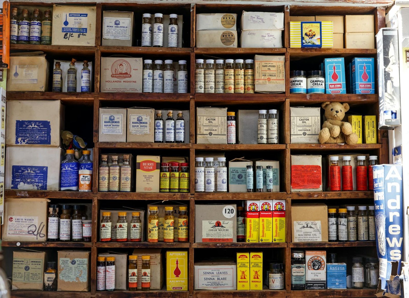 Scaffale di parafarmacia con integratori e vitamine