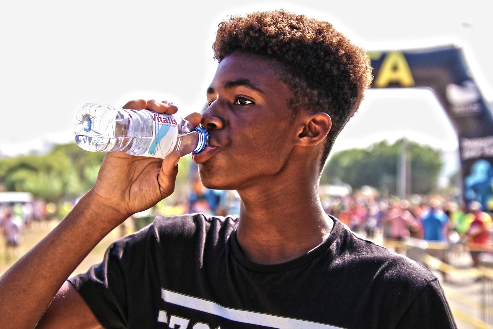 Atleta che si idrata dopo la corsa sotto il sole