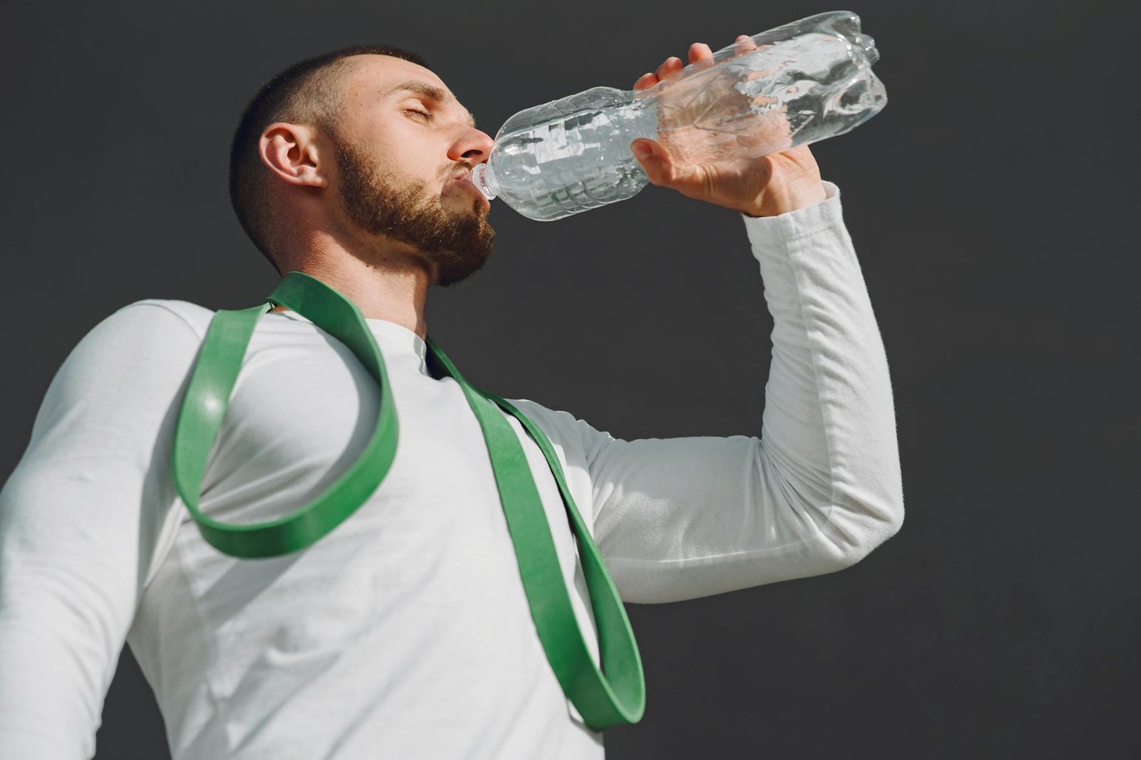 Barattoli di integratori sportivi su tavolo da palestra