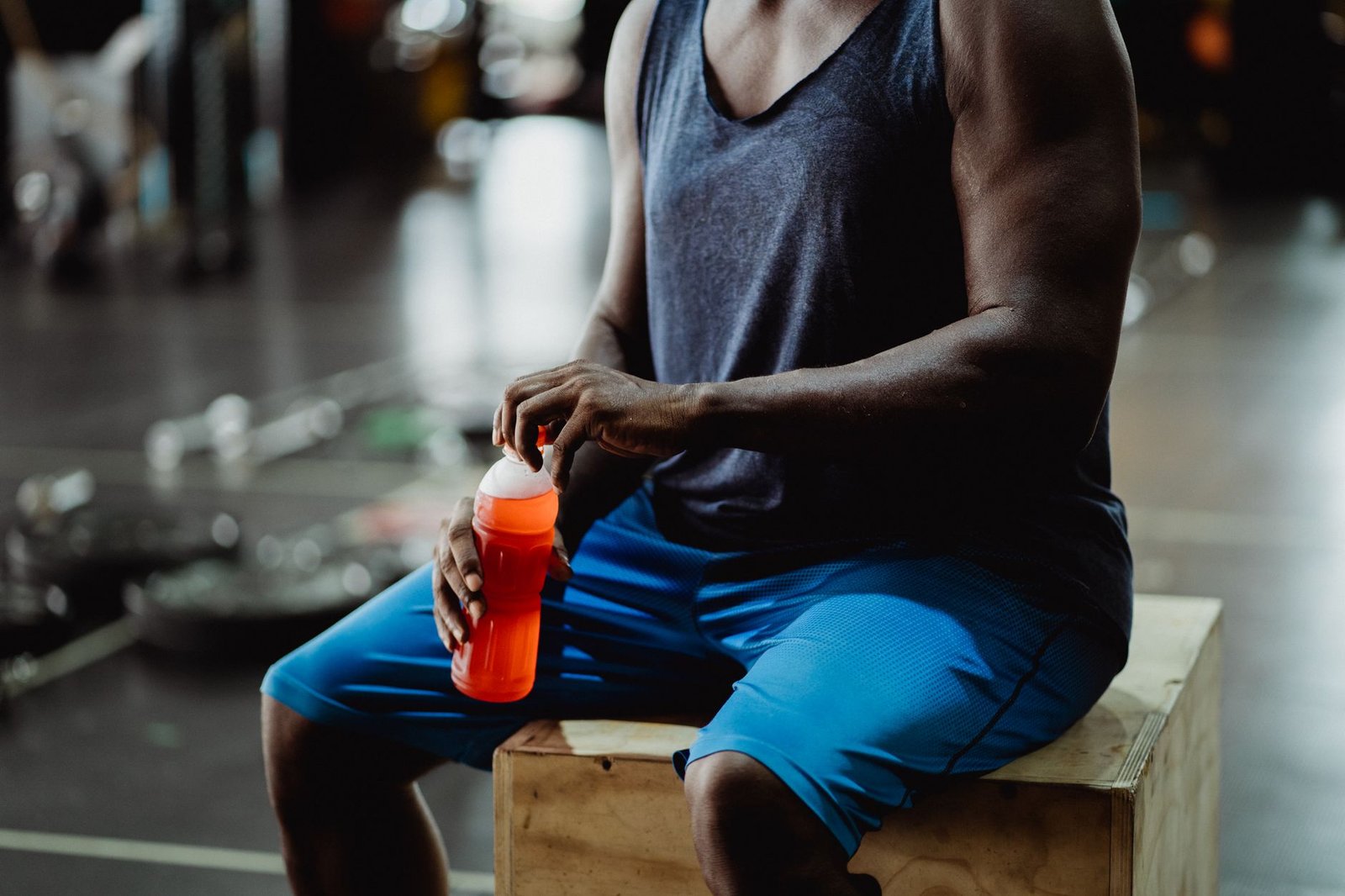 Sportivo che beve uno shake proteico dopo l'allenamento