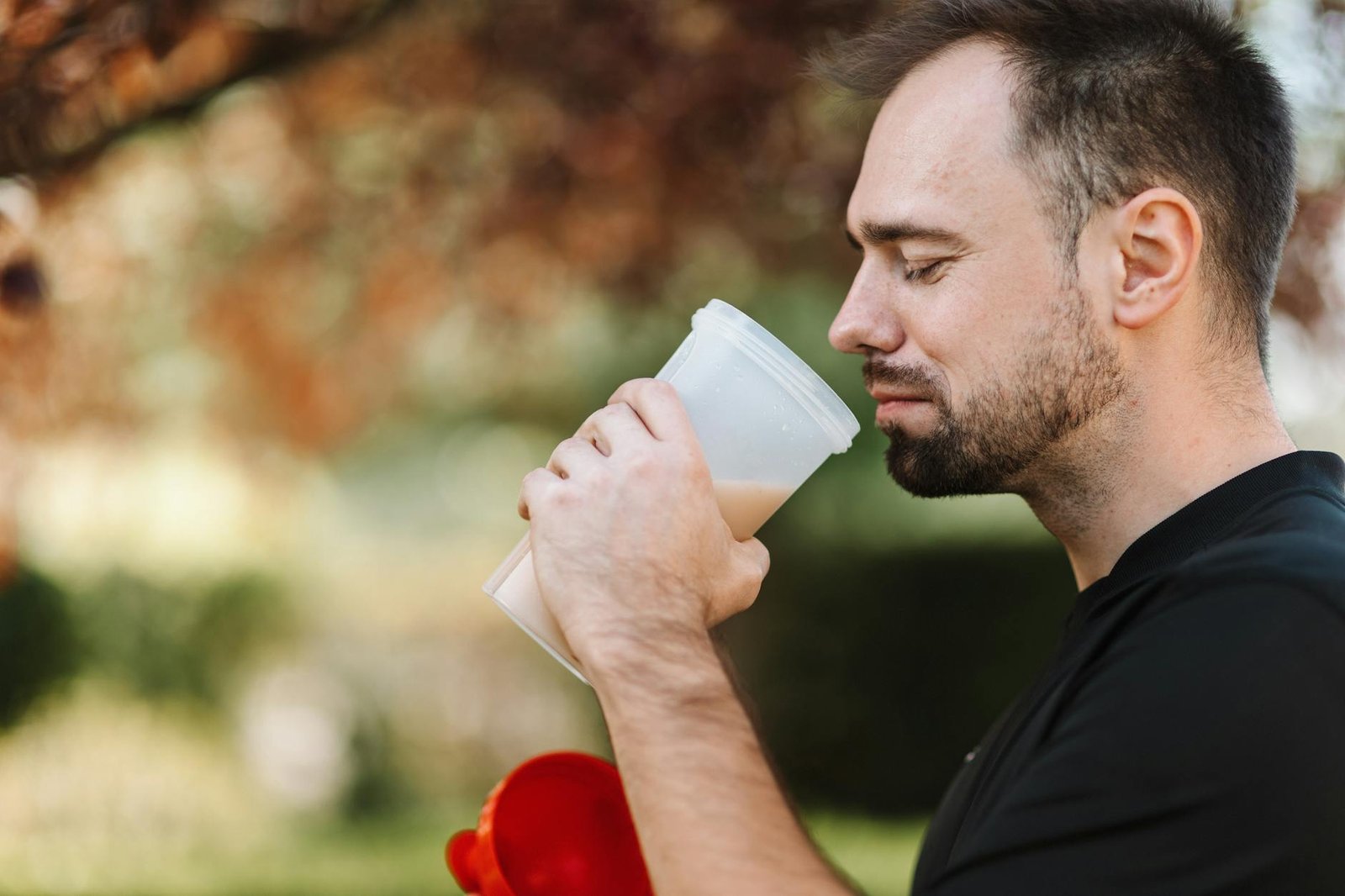 Atleta beve un frullato proteico dopo l'allenamento
