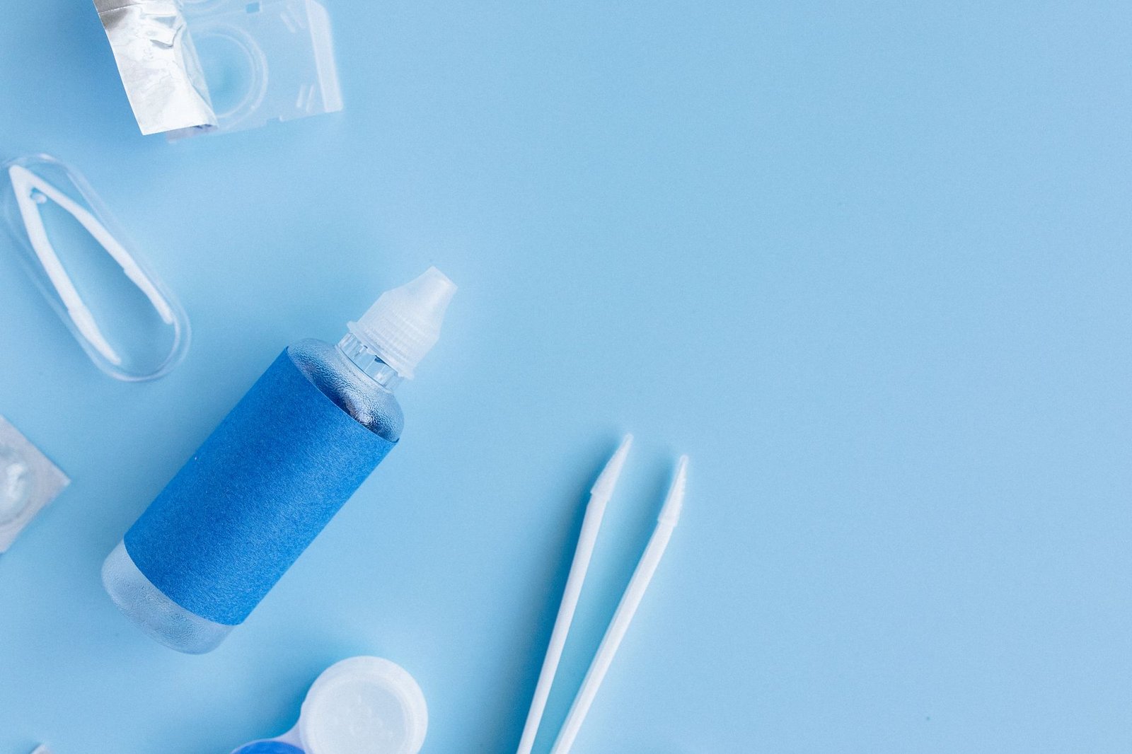 Flacone di gocce oculari per la cura e l'idratazione degli occhi