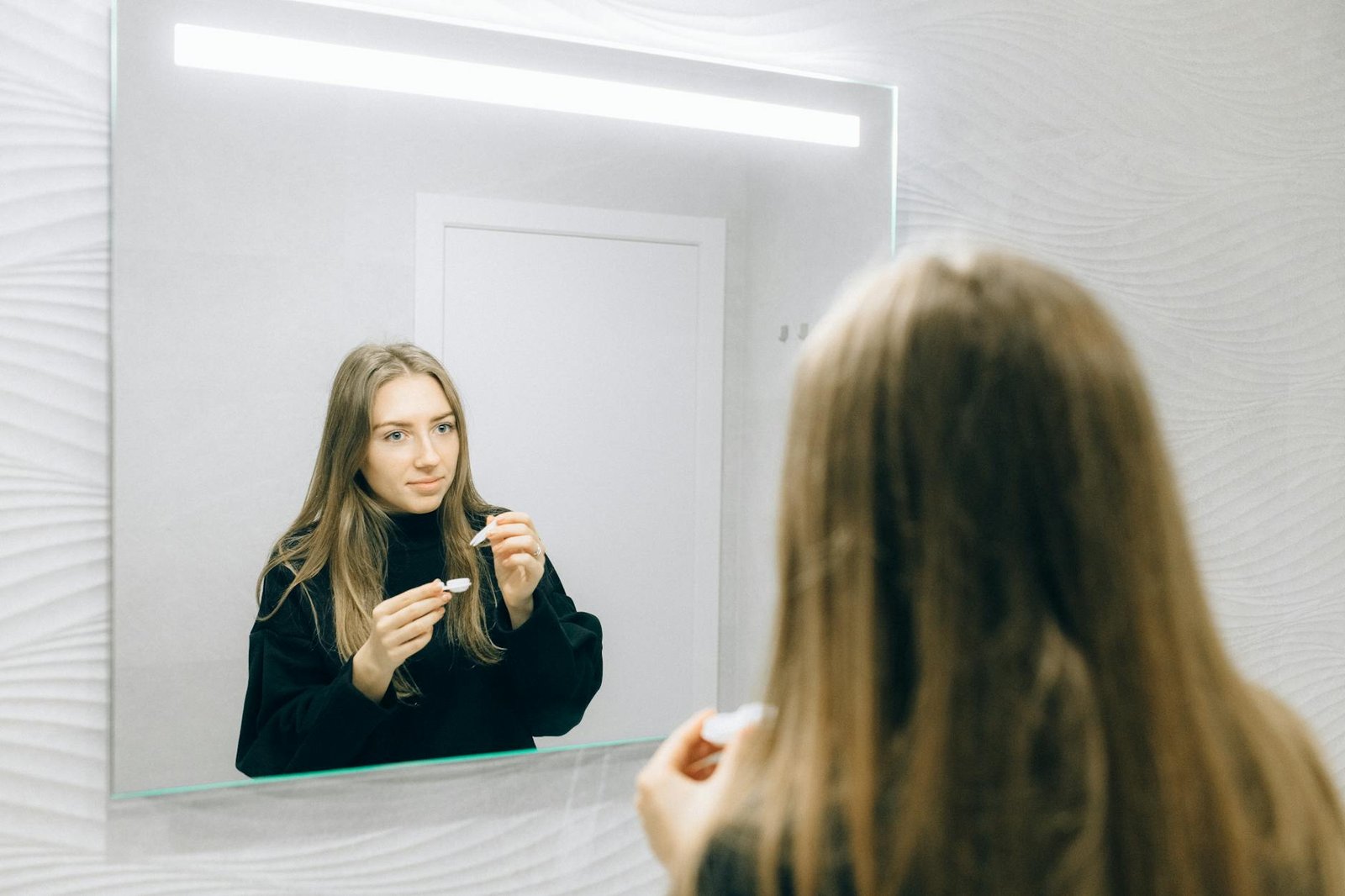 Donna che applica una lente a contatto