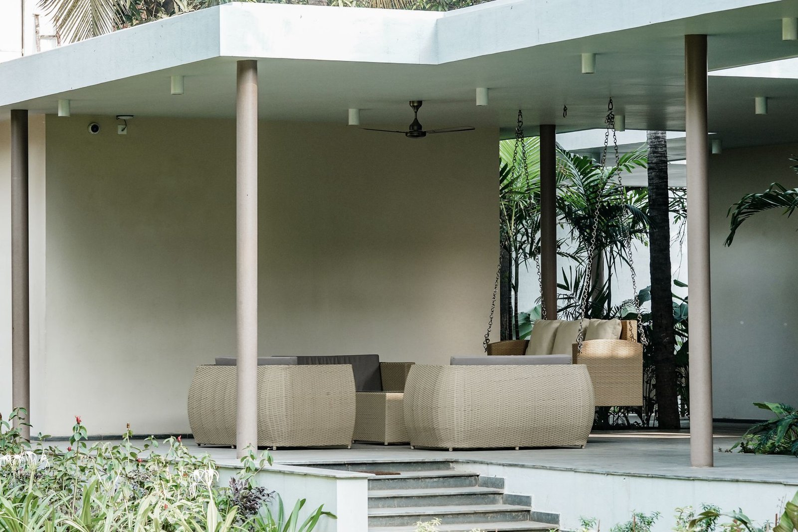 Set di mobili da giardino in rattan sintetico su un terrazzo