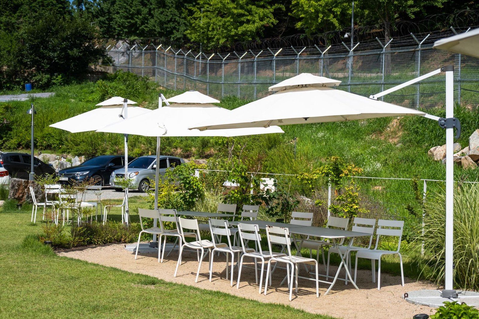 Tavolo da esterno con ombrellone in giardino