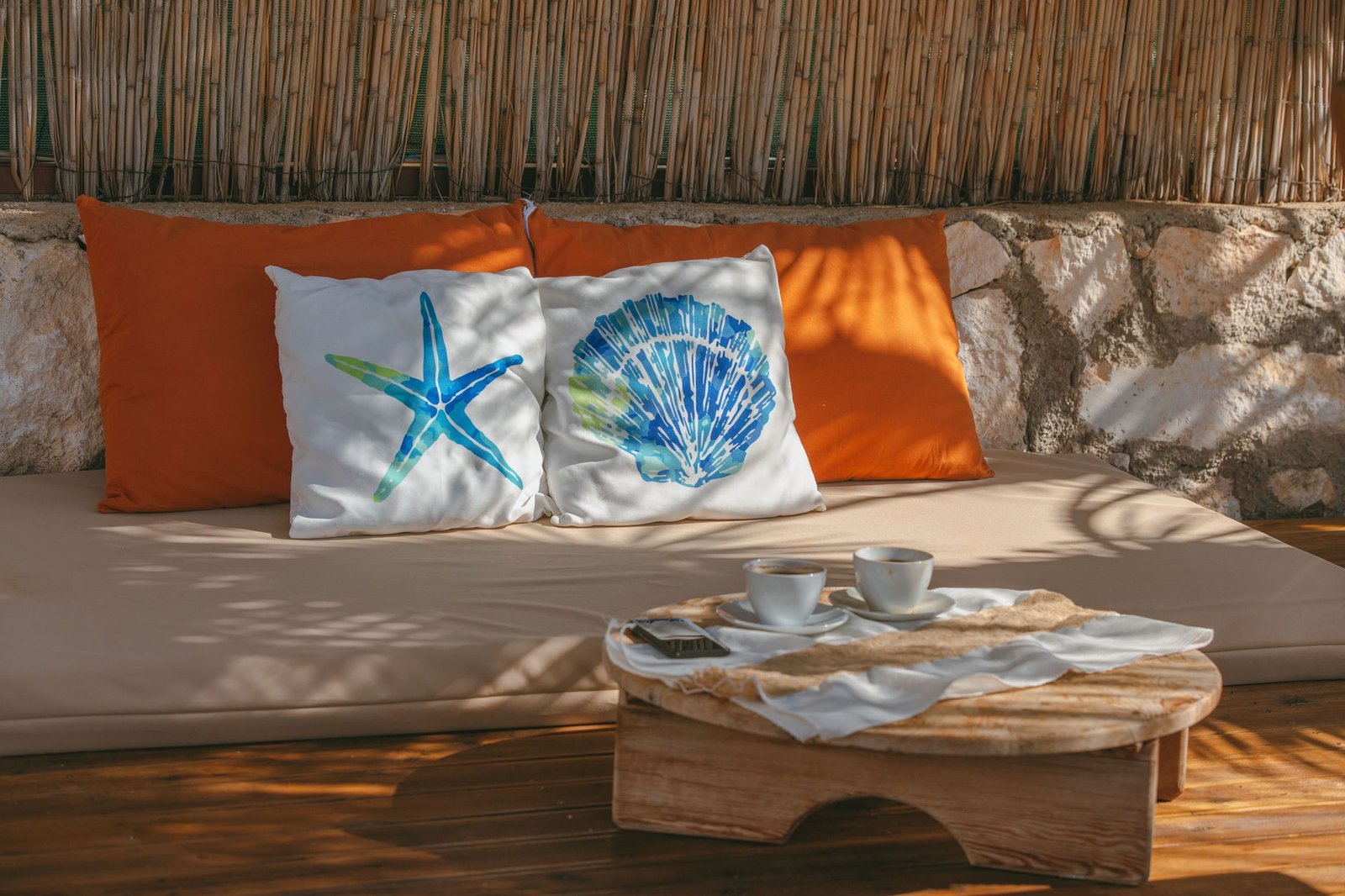 Salotto in rattan sintetico su un terrazzo arredato