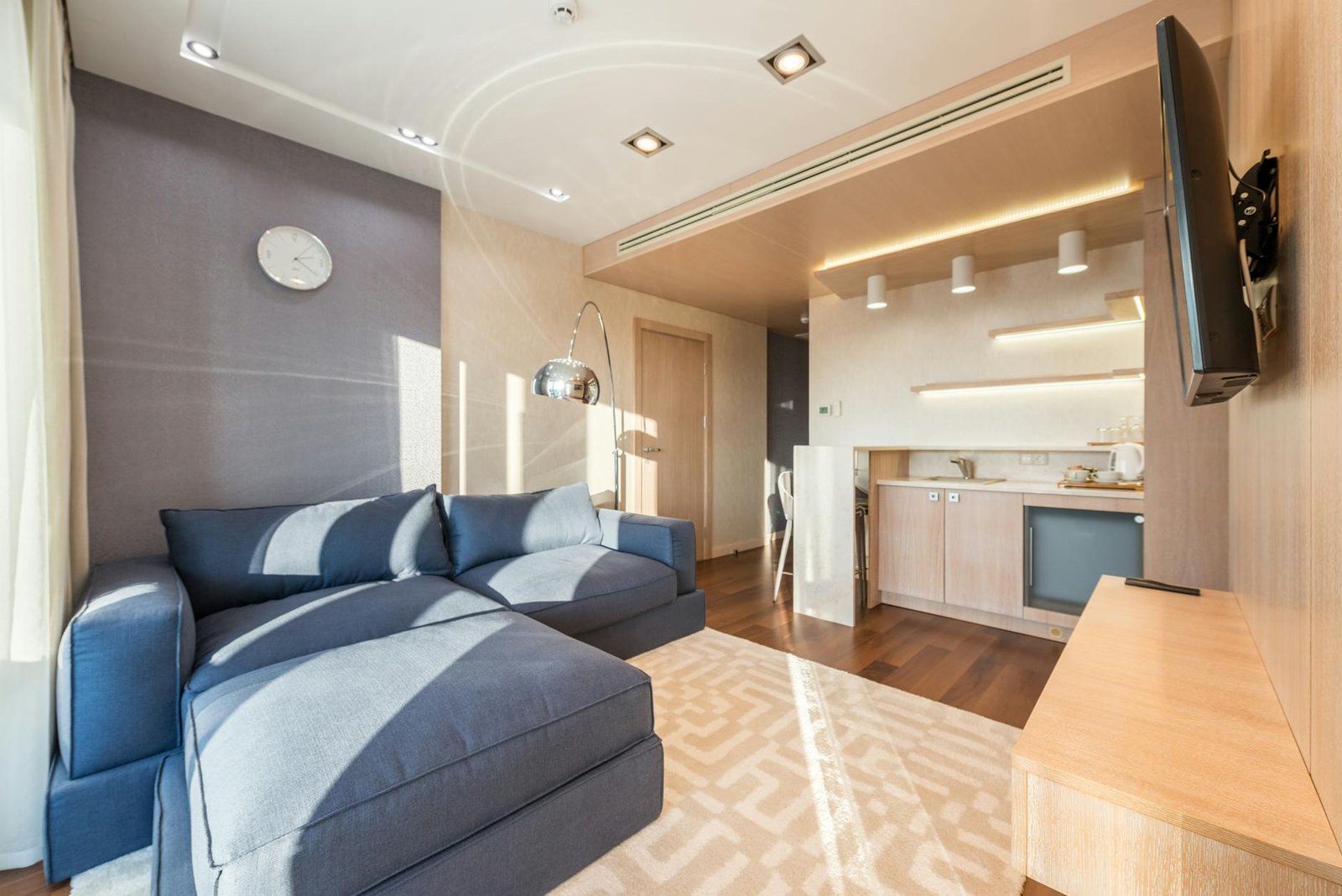 Soggiorno minimalista con divano e lampada di design