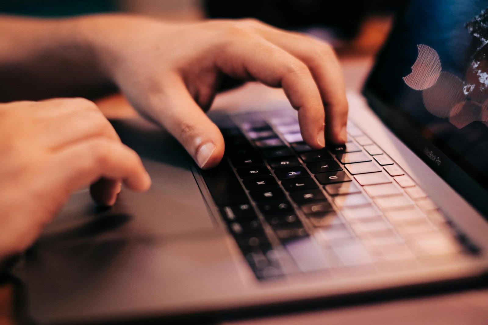 Persona digita sulla tastiera di un notebook portatile