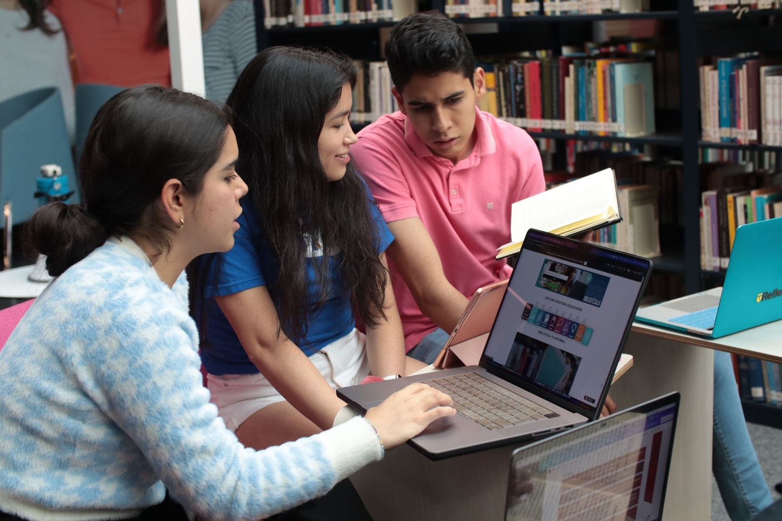 Notebook leggero usato per studiare in biblioteca