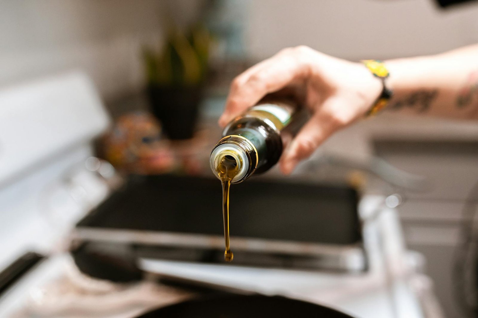 Filo d'olio extravergine versato in una ciotola di ceramica