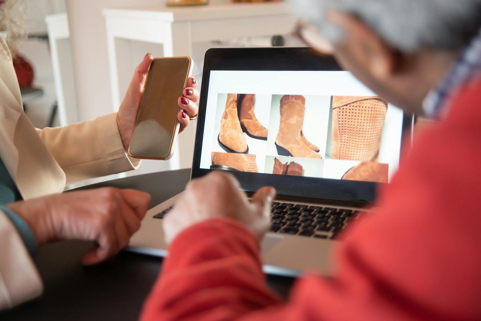 Acquisto di abbigliamento online da un computer portatile